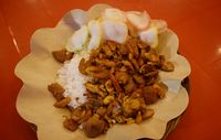 Nasi gila yang enak dipadu dengan topping gurih.