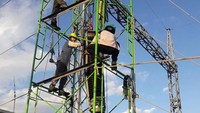 Para petugas tampak kompak memperbaiki jaringan listrik. Pool/PLN. 