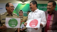 Kepala Kantor Wilayah BPJS Ketenagakerjaan DKI Jakarta Endro Sucahyono (tengah) bersama Wali Kota Jakarta Selatan Tri Kurniadi (kiri) dan Kepala Cabang BPJS Ketenagakerjaan Jakarta Menara Jamsostek Agus Masrawi menunjukkan lebel stiker bagi perusahaan yang tidak mendaftarkan pekerjanya di BPJS Ketenagakerjaan di Kantor Wali Kota Jakarta Selatan, Senin (17/7/2017).