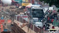 Kemacetan terjadi karena penyempitan lajur (bottleneck) di lokasi proyek.