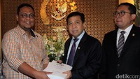 Ketua Pansus RUU Pemilu Lukman Eddy saat menyerahkan laporan hasil Pansus RUU Pemilu yang telah dibahas oleh pemerintah kepada Ketua DPR RI, Setya Novanto yang didampingi Wakilnya Fadil Zon.