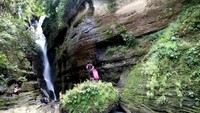 Terletak di Desa Pattiro Deceng, Kecamatan Camba, Maros. Jaraknya dengan Air Terjun Bantimurung terpaut sekitar 40 kilometer yang melintasi kawasan Cagar Alam Karaenta menuju Kabupaten Bone (M Nur Abdurrahman/detikTravel)