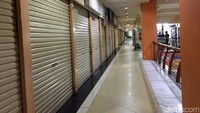 Rolling door atau pintu geser dari ratusan toko tertutup rapat. 