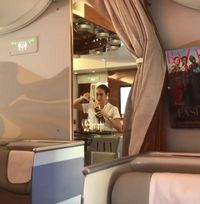 Ups! Pramugari Ini Ketahuan Menuang Kembali Sisa Champagne ke Botolnya