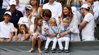 Kemenangan Federer juga disambut gembira oleh keluarga besarnya. Foto: Daniel Leal-Olivas - Pool/Getty Images