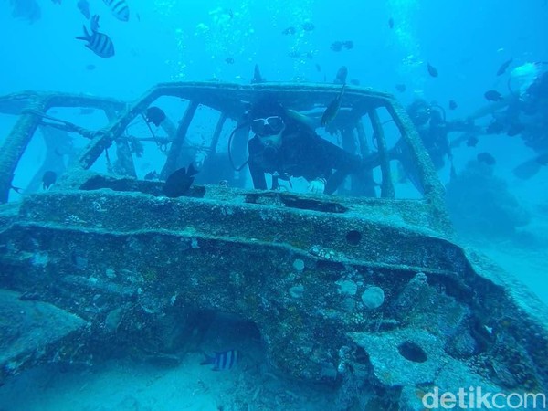 Kalau tadi ada motor, di sisi lain ada rangka mobil. Kamu bisa masuk melalui pintu mobil dan keluar lewat celah kaca depan (Kamal/detikTravel) Kalau tadi ada motor, di sisi lain ada rangka mobil. Kamu bisa masuk melalui pintu mobil dan keluar lewat celah kaca depan (Kamal/detikTravel)