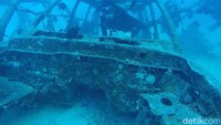 Kalau tadi ada motor, di sisi lain ada rangka mobil. Kamu bisa masuk melalui pintu mobil dan keluar lewat celah kaca depan (Kamal/detikTravel)