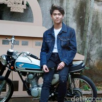 Tapi dia berhasil membuktikan kecerdasan aktingnya. Iqbaal bahkan kini dipuja dan dipuji oleh banyak orang karena perannya tersebut.  Foto: Ismail/detikHOT