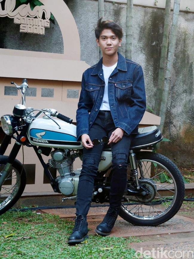 Tapi dia berhasil membuktikan kecerdasan aktingnya. Iqbaal bahkan kini dipuja dan dipuji oleh banyak orang karena perannya tersebut.  Foto: Ismail/detikHOT