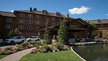 Lebih dari 140 penerbangan, baik pribadi maupun komersial, mendarat di Bandara Friedman Memorial menurut seorang karyawan, menambahkan bahwa pada hari biasa hanya sekitar 10 pesawat tiba di sana. Para penumpang pun diantar ke tempat ini. Foto: Getty Images