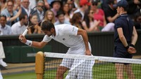 Cilic tampak frustrasi usai kehilangan set pertama. Foto: REUTERS/Toby Melville