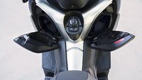 Ada juga rem parkir untuk kepraktisan sehari-hari. Dengan rem parkir ini, pengguna XMAX 400 bisa memarkir motor di permukaan mirik atau tidak rata tanpa ragu. Foto: Pool (Yamaha)