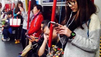 Menikmati perjalanan dengan akses smartphone. Foto: Getty Images