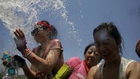 Para peserta pun diharuskan melewati 26 rintangan yang disiapkan oleh pihak panitia. Traveler pun harus berani kotor (Aly Song/Reuters)