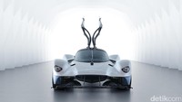 Badge logo Aston Martin di mobil ini juga disebut lebih ringan. Dengan badge logo Aston Martin reguler yang dianggap terlalu berat dan stiker logo sederhana yang tidak sesuai untuk kualitas mobil Aston Martin Valkyrie, Tim Desain Aston Martin menemukan badge aluminium yang diukir dengan bahan kimia yang hanya punya ketebalan 70 mikron. Foto: Aston Martin via Newspress