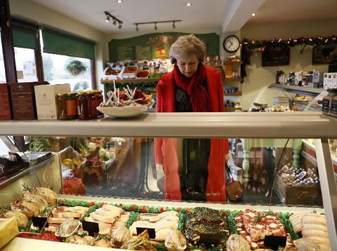 Theresa May saat belanja daging. 