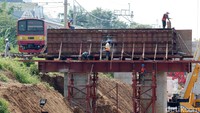 Kereta rel listrik melewati proyek pembangunan double-double track (DDT) Manggarai-Cikarang di kawasan Manggarai, Jakarta, Senin (17/7/2017).