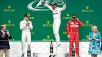 Di atas podium Hamilton ditemani oleh Valtteri Bottas, rekan setimnya di Mercedes, dan pebalap Ferrari Kimi Raikkonen. Hamilton melompat-lompat kegirangan. (Foto: REUTERS/Andrew Boyers)(Foto: REUTERS/Jason Cairnduff)