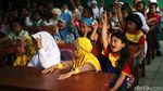 Orang Tua Ramai-ramai Antar Anak ke Sekolah
