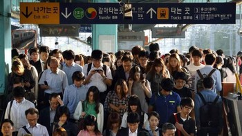 Keramaian orang menuju MRT di Incheon. Foto: Getty Images