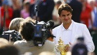 Roger Federer mengangkat trofi Wimbledon 2007. Dia butuh waktu 14 tahun untuk menjadi raja diraja Wimbledon.  (Ryan Pierse/Getty Images)