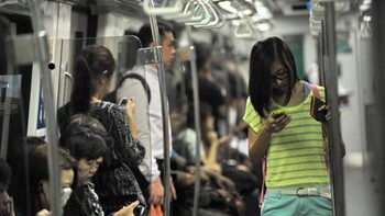 Suasana di dalam kereta bawah tanah MRT Singapura. Foto: Getty Images