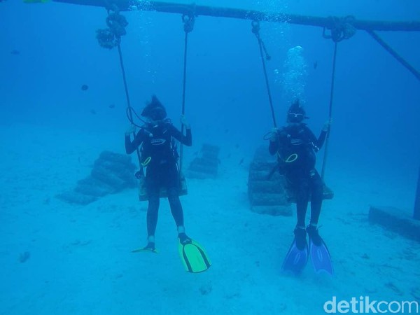 Bukan hanya Tugu KM 0, kamu juga bisa bermain ayunan lho! Ayunan ini terbawa oleh tsunami pada tahun 2010 silam (Kamal/detikTravel) Bukan hanya Tugu KM 0, kamu juga bisa bermain ayunan lho! Ayunan ini terbawa oleh tsunami pada tahun 2010 silam (Kamal/detikTravel)