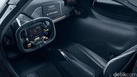 Hypercar ini memiliki permukaan kokpit bagian atas dengan bentuk teardrop dan sasis bawah dengan terowongan Venturi yang memanjang dan melintasi lantai kokpit. Foto: Aston Martin via Newspress