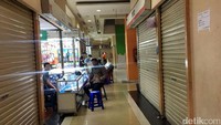 Toko yang buka bisa dihitung dengan jari.