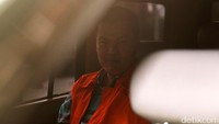 Andi Narogong masuk ke dalam mobil tahanan.