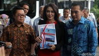 Ketua Pansus angket Pelindo II Rieke Diah Pitaloka memberikan keterangan pers sebelum memasuki gedung KPK.