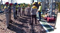 Para petugas PLN doa bersama sebelum bekerja mengecek jaringan listrik. Pool/PLN. 