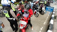 Selain itu, polisi juga merazia para pengendara motor yang tidak memiliki kelengkapan surat-surat.