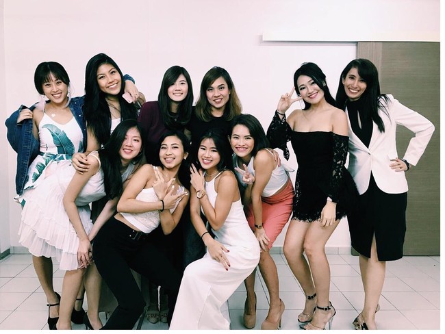 Malam final Miss Singapore 2017 baru akan digelar pada 25 Agustus 2017. Namun sejak Juli ini serangkaian kegiatan sudah dilakukan oleh para finalis. Misalnya saja workshop public speaking yang diikuti para finalis di foto ini. Foto: Dok. Instagram @gladsss__