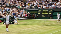 Federer makin tak terbendung. Federer akhirnya keluar sebagai juara usai menang dengan skor 6-3, 6-1, 6-4. Foto: Julian Finney/Getty Images