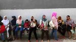 Orang Tua Ramai-ramai Antar Anak ke Sekolah