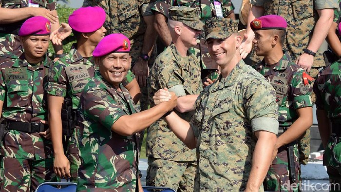 Marinir dan Prajurit USMC Latihan Mengatasi Bencana di Sidoarjo