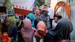 Orang Tua Ramai-ramai Antar Anak ke Sekolah