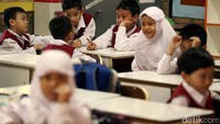Para siswa berkenalan dengan teman sekelasnya.
