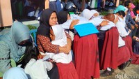 Para orang tua siswa yang dibasuh kakinya oleh anak-anak mereka juga tampak terharu.