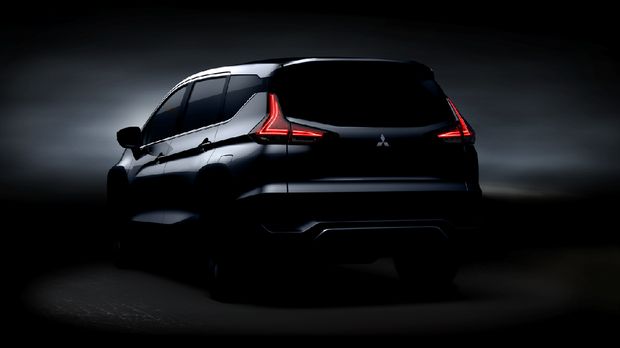 Bagian belakang mobil, lampu belakangnya sedikit mirip dengan Pajero Sport 