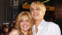 Aaron saat bersama Hilarry Duff pada tahun 2003 lalu. Lucy Nicholson/Getty Images/detikFoto.