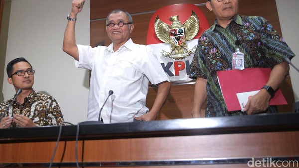 Jempol Ketua KPK Saat Jumpa Pers Tetapkan Novanto Tersangka di 170717
