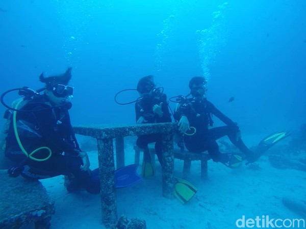 Tidak jauh dari jajaran motor, terdapat meja dan bangku layaknya kantin. Kamu bisa duduk dan berpose di sini (Kamal/detikTravel) Tidak jauh dari jajaran motor, terdapat meja dan bangku layaknya kantin. Kamu bisa duduk dan berpose di sini (Kamal/detikTravel)