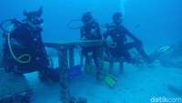 Tidak jauh dari jajaran motor, terdapat meja dan bangku layaknya kantin. Kamu bisa duduk dan berpose di sini (Kamal/detikTravel)