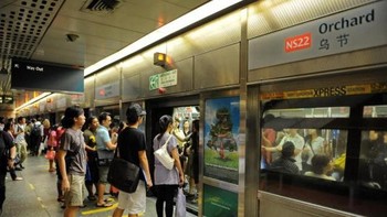 Penumpang menunggu kedatangan kereta di sistem MRT Singapura. Foto: Getty Images