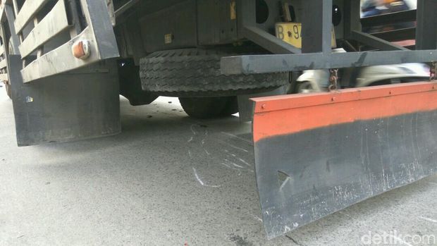 Korban terlindas dan alami luka di dada