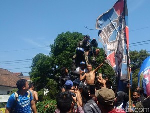 Rayakan Ultah, VPC Konvoi dan Bersihkan Patung Legenda Persib