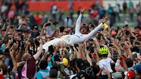 Selain itu, ada pula salah satu momen ketika Hamilton diarak bak seorang bintang rock setelah memastikan kemenangan di negeri sendiri. (Foto: REUTERS/Jason Cairnduff)