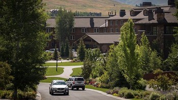 Sun Valley Lodge yang menjadi tempat acara punya fasilitas lengkap dan lokasinya terisolir, dengan 108 kamar ekslusif. Foto: Getty Images